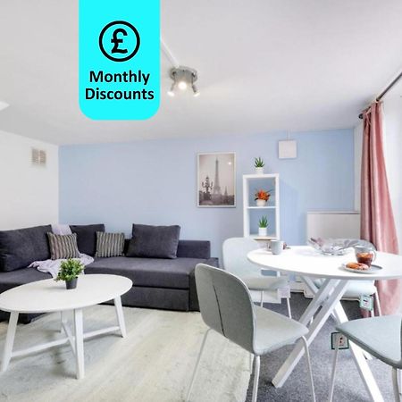Chic 1Br House In Hounslow - 12 Mins From Heathrow Airport Διαμέρισμα Feltham Εξωτερικό φωτογραφία