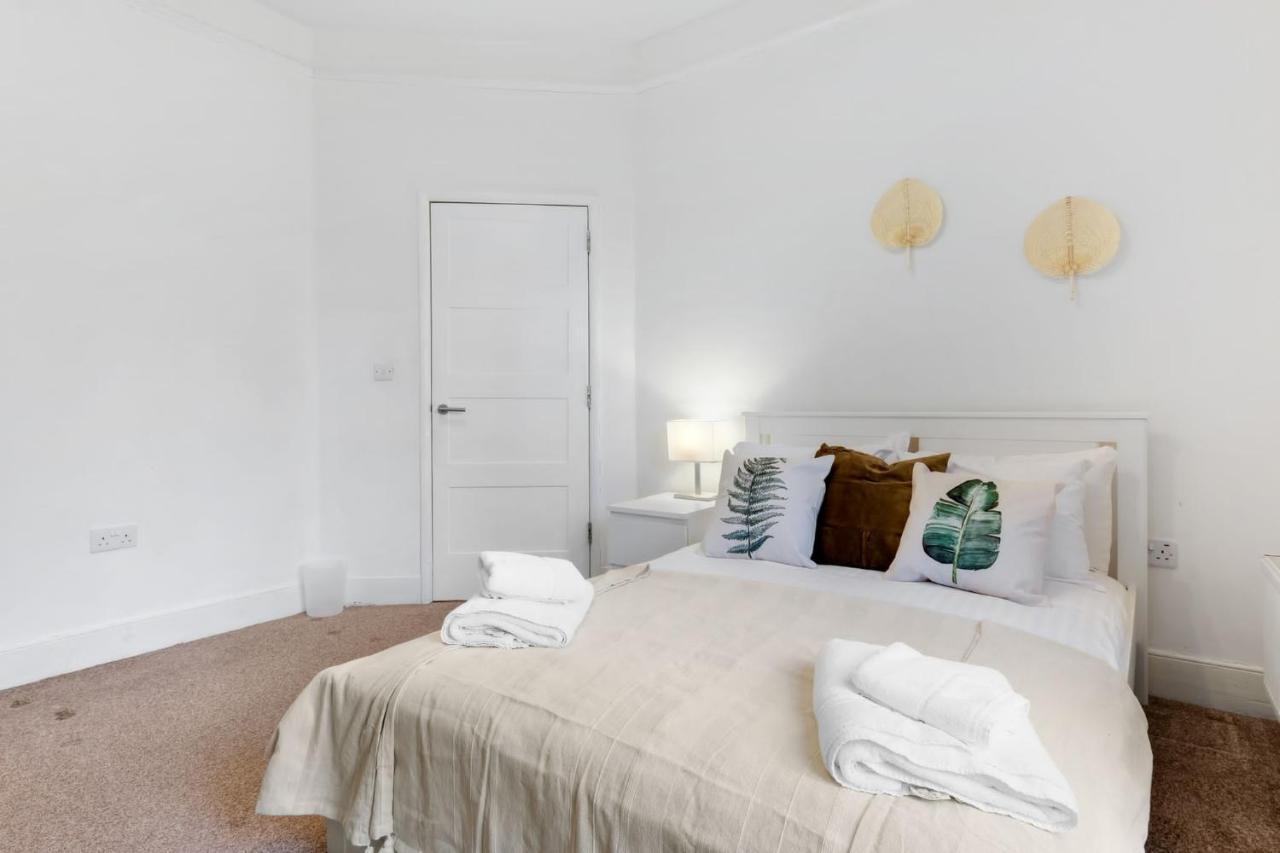 Chic 1Br House In Hounslow - 12 Mins From Heathrow Airport Διαμέρισμα Feltham Εξωτερικό φωτογραφία