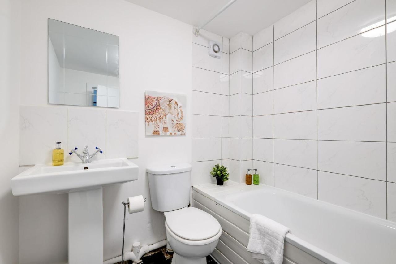 Chic 1Br House In Hounslow - 12 Mins From Heathrow Airport Διαμέρισμα Feltham Εξωτερικό φωτογραφία