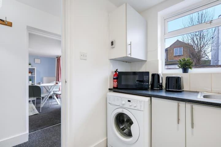 Chic 1Br House In Hounslow - 12 Mins From Heathrow Airport Διαμέρισμα Feltham Εξωτερικό φωτογραφία