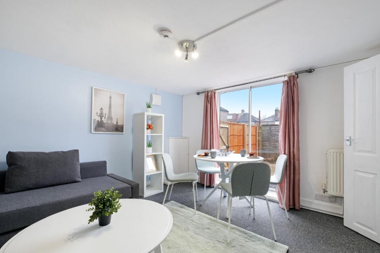 Chic 1Br House In Hounslow - 12 Mins From Heathrow Airport Διαμέρισμα Feltham Εξωτερικό φωτογραφία