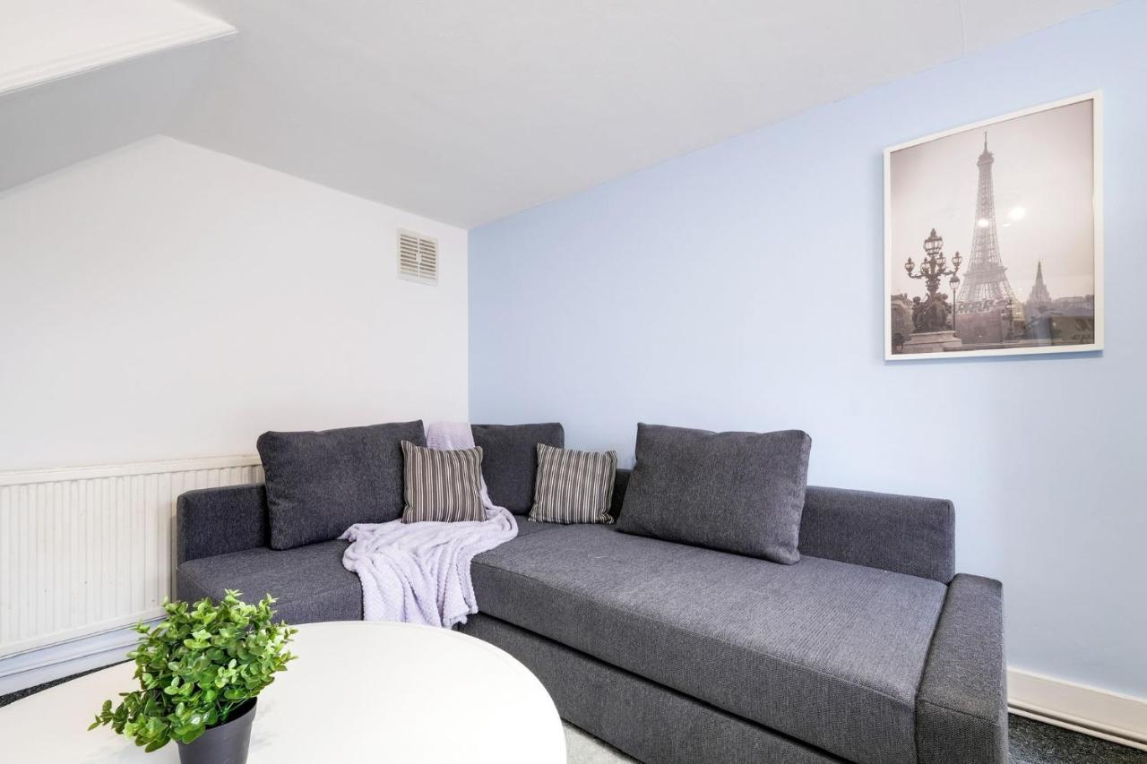 Chic 1Br House In Hounslow - 12 Mins From Heathrow Airport Διαμέρισμα Feltham Εξωτερικό φωτογραφία
