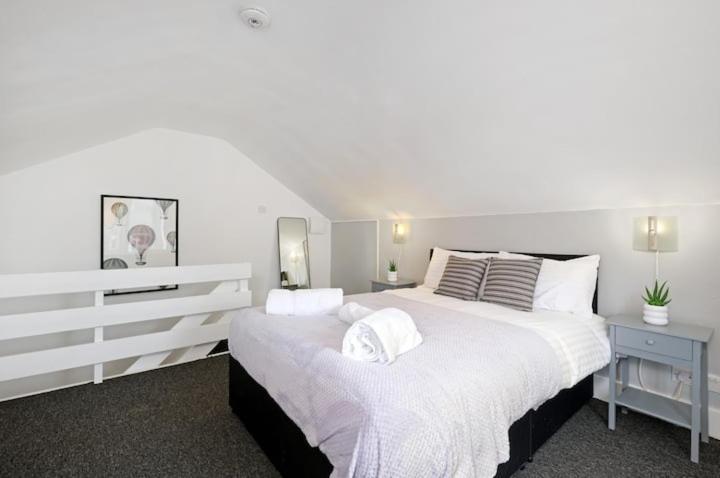 Chic 1Br House In Hounslow - 12 Mins From Heathrow Airport Διαμέρισμα Feltham Εξωτερικό φωτογραφία