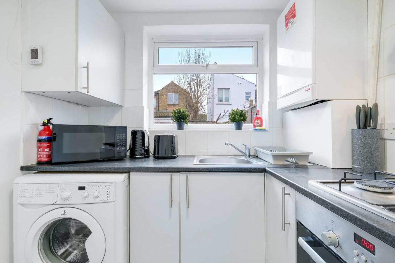 Chic 1Br House In Hounslow - 12 Mins From Heathrow Airport Διαμέρισμα Feltham Εξωτερικό φωτογραφία